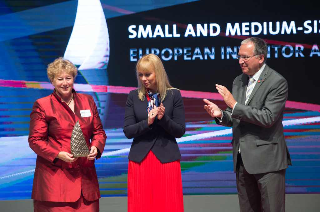 Laura van ’t Veer (Netherlands) winner of the European Inventor Award 2015 in the SMEs category, with EU Commissioner Elżbieta Bieńkowska and EPO President Battistelli at the ceremony at the Palais Brongniart in Paris on 11 June.